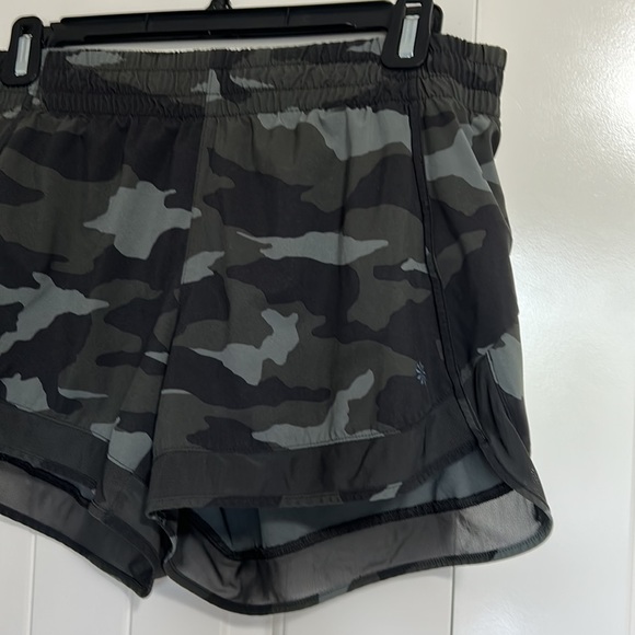 ATHLETA Printed Mesh Racer Run Short 4” Camo Green Sz S - Picture 7 of 15
